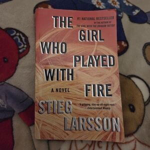 📚3/$7 The Girl Who Played with Fire Book